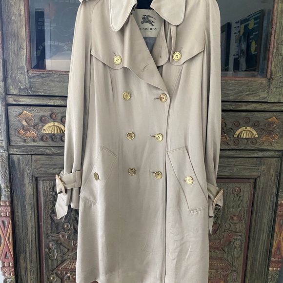 Authentic silk Burberry trench. Would best fit. 2-6 US. Perfect condition. - Picture 3 of 7